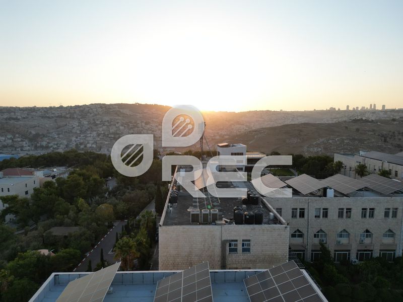 ألواح شمسية ركّبتها REC على أسطح مباني الحرم - صورة 5